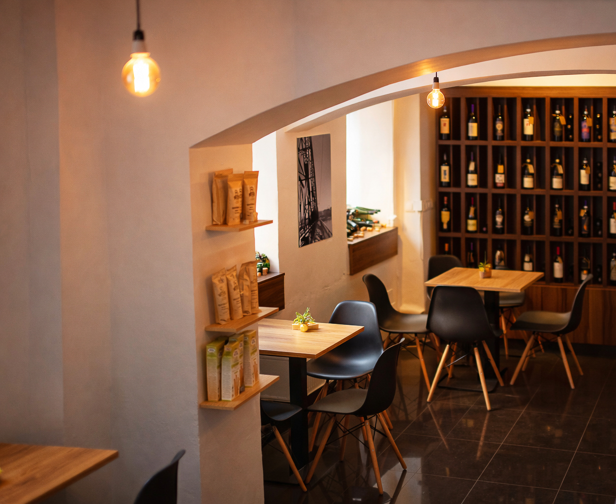 Interiér S74 wine&café s posezením a vinotékou